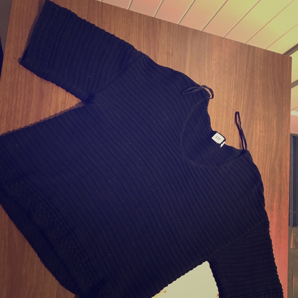 Black shortsleeved sweater